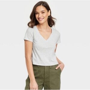 Universal Thread Target NWT Medium VNeck Basic Tee Gray Short Sleeve Cropped Top